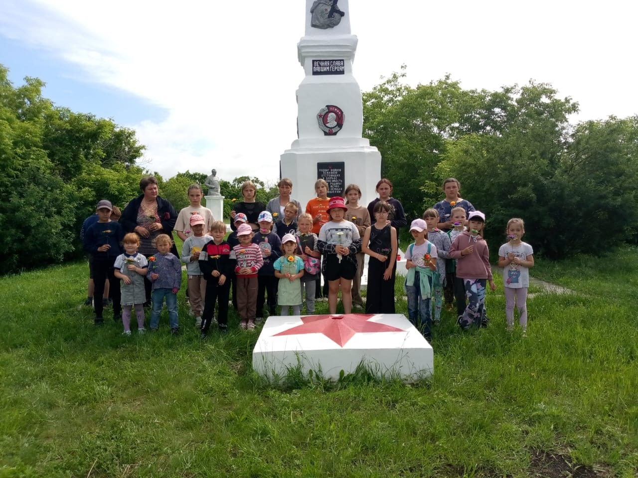Митинг в День памяти и скорби - это особенное событие, которое объединяет людей в общем стремлении почтить память погибших воинов и гражданских лиц, погибших в годы Великой Отечественной войны..