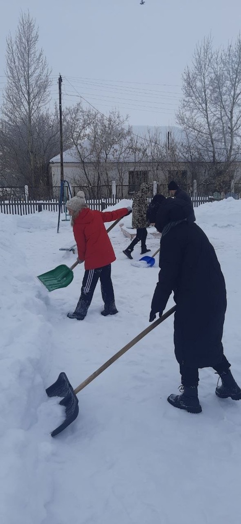 Трудовой десант по уборке снега.