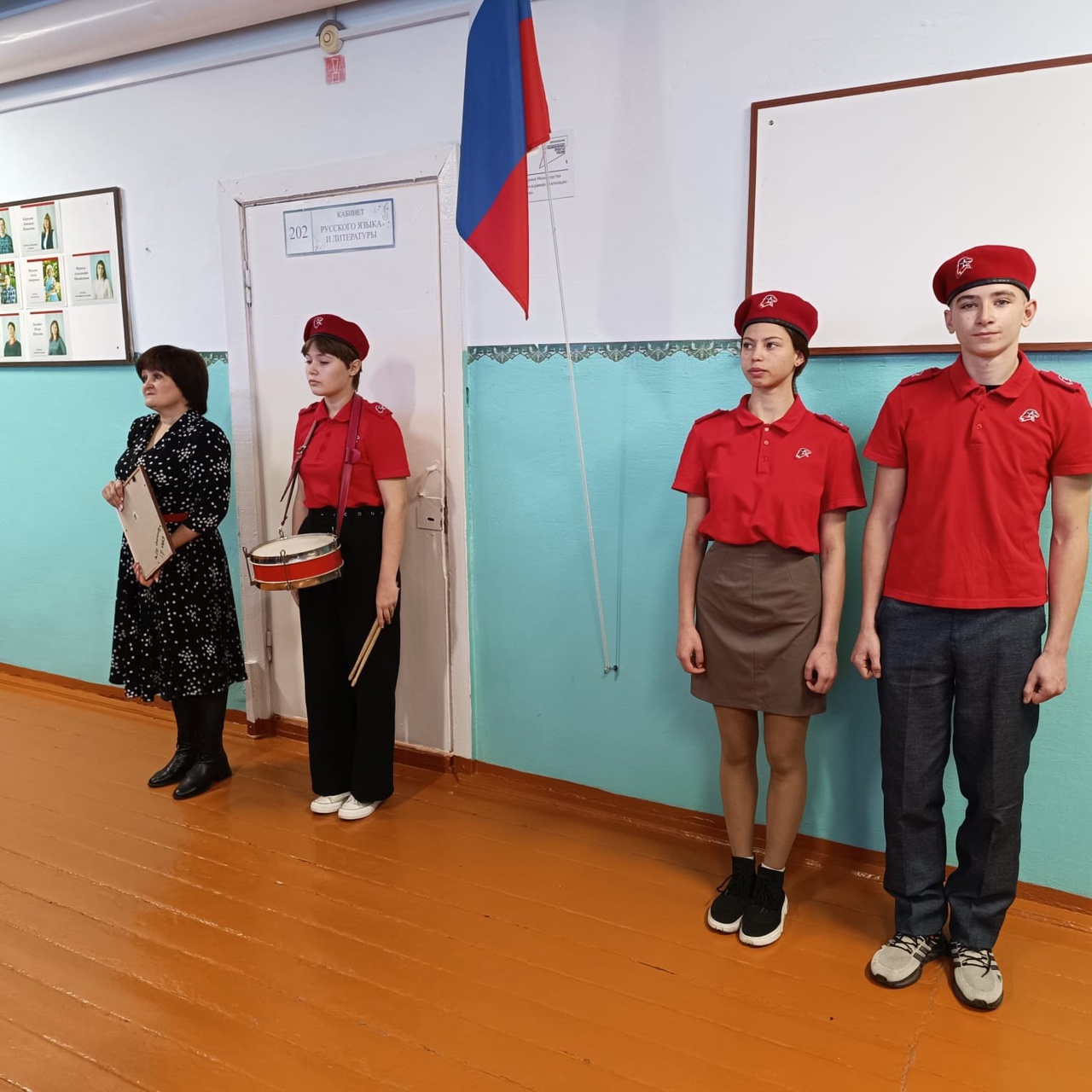 21 октября, в МБОУ &amp;quot;Немировская СОШ&amp;quot; началась новая учебная неделя с традиционного поднятия флага РФ и исполнения Государственного гимна Российской Федерации..