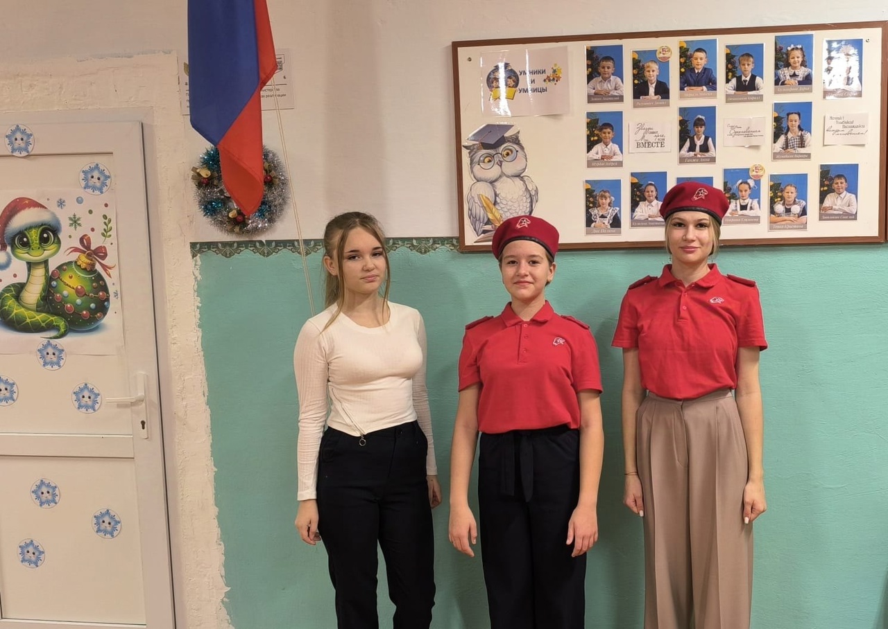 16 декабря в МБОУ &amp;quot;Немировская СОШ&amp;quot; прошла традиционная еженедельная линейка с поднятием флага и исполнением гимна Российской Федерации..