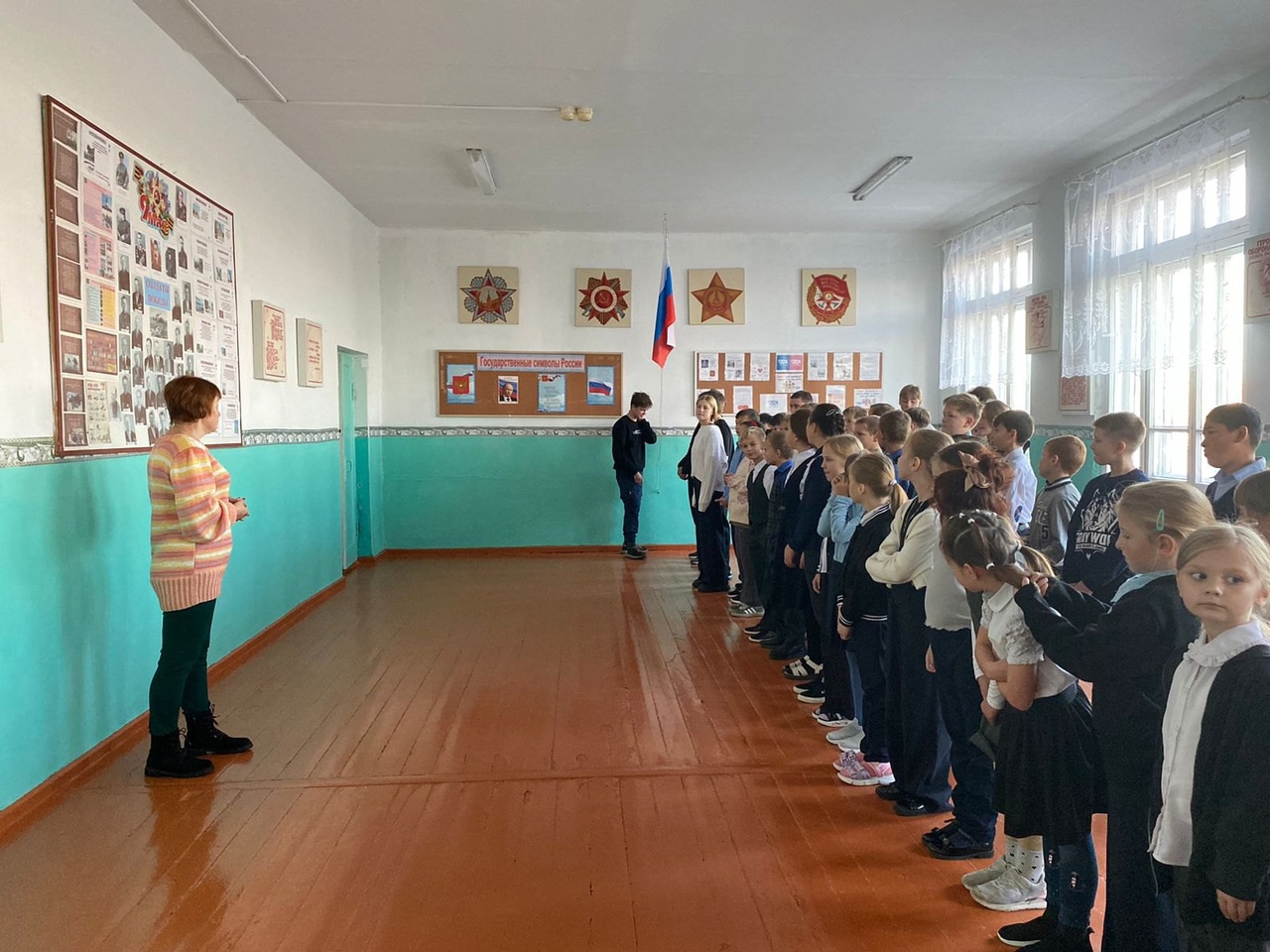 ПОДНЯТИЕ ФЛАГА И ИСПОЛНЕНИЕ ГИМНА РФ.