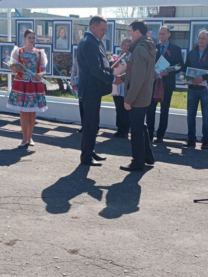 ПО ТРУДУ И ЧЕСТЬ.
